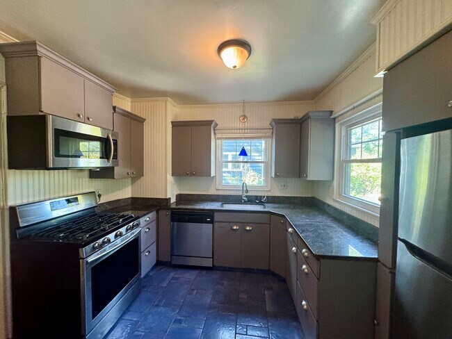 Building Photo - 3403 Dellwood Rd