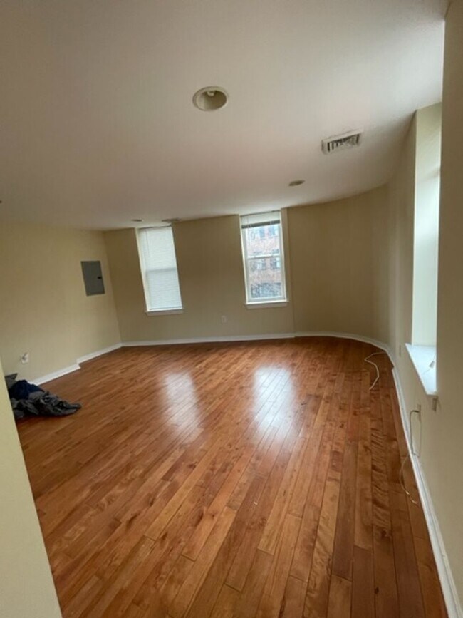 Building Photo - Renovated 2-Bedroom Apartment in the Heart...