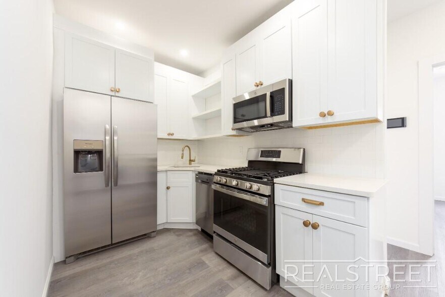 Building Photo - Spacious 2 BED Floor Thru in Bushwick!