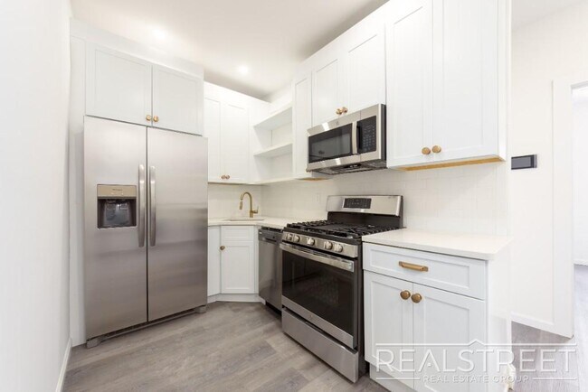 Building Photo - Spacious 2 BED Floor Thru in Bushwick!