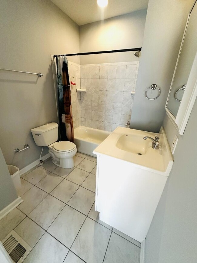 Building Photo - 2517 Foster Ave