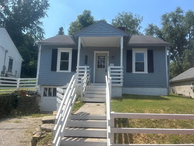 Primary Photo - Adorable Two Bedroom One bath house!