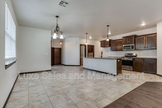 Building Photo - 2200 Alta Vista Ln