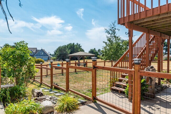 Building Photo - Spacious and Beautiful Home with Private Apartment!