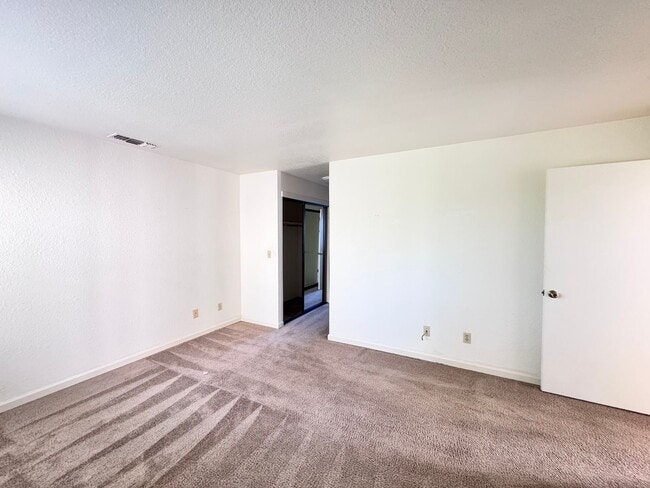Building Photo - Cozy upstairs Condo in Auburn