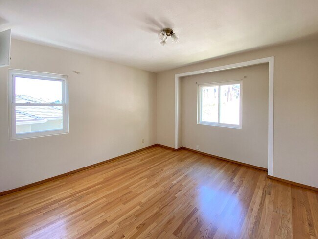 Building Photo - Spacious 3 Bed · 2 Bath Hillside Home — Mo...