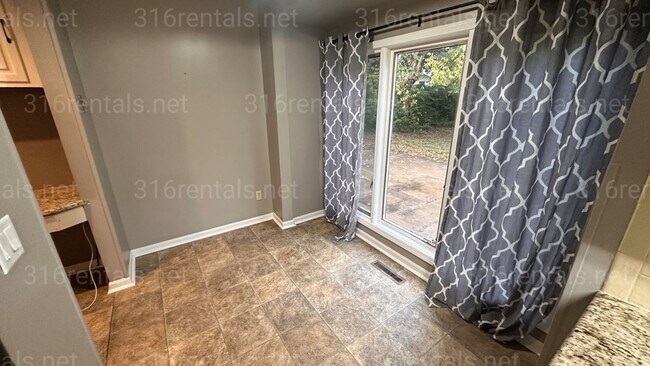 Building Photo - $1590 - 3 bedroom / 2.5 bathroom - Single ...