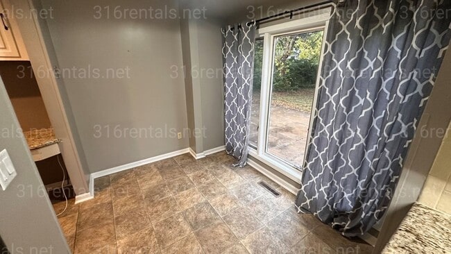 Building Photo - $1590 - 3 bedroom / 2.5 bathroom - Single Family Home *COMING SOON*