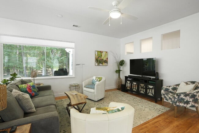 Building Photo - 211 Hampton Cir