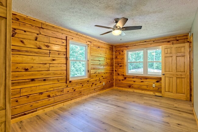 Building Photo - 122 Treetop Ln