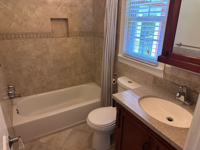 Building Photo - Beautiful 3 Bedroom Home in Windsor Park!!