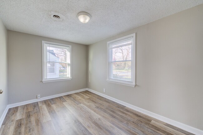 Building Photo - 414 S Harvey Ave