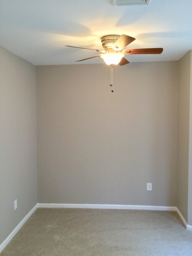 Building Photo - Upgraded 2 Bed/2 Bath plus Den HOME 1100 sq ft. Unit...A Must See!!!