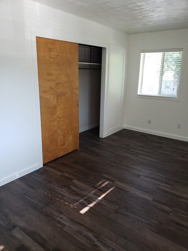 Building Photo - 1640 sf 3 bed 1 bath