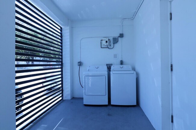 Building Photo - 1814 NW 2nd Ct