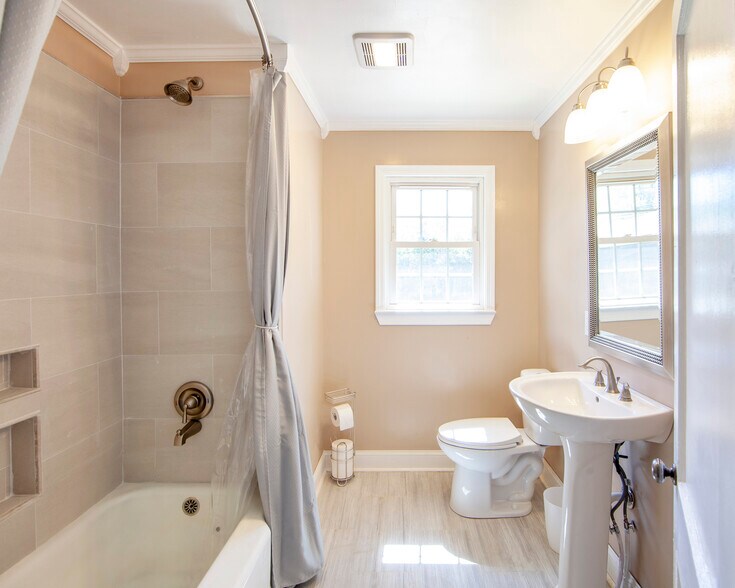 Front Bathroom - 2660 Roslyn Ave