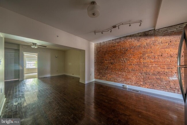 Building Photo - 344 W Gay St