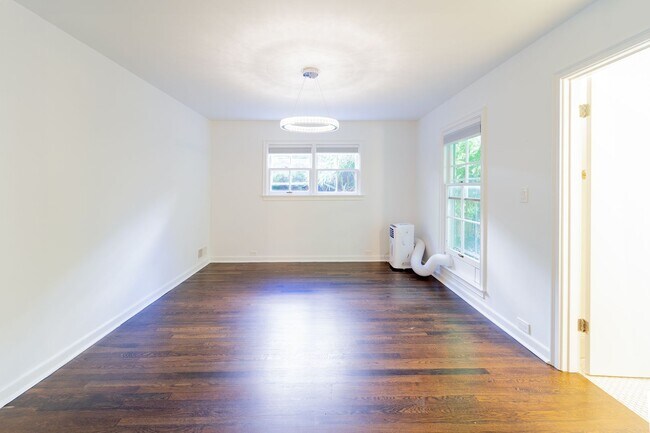 Building Photo - Newly Remodel Home in West Hills!