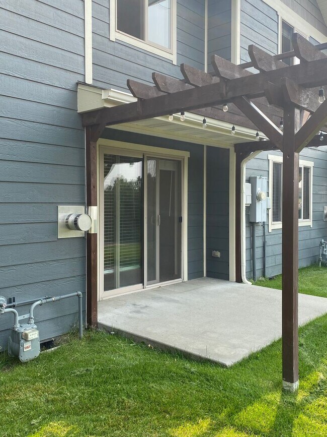 Building Photo - Refined Townhome with Gorgeous Landscaping...