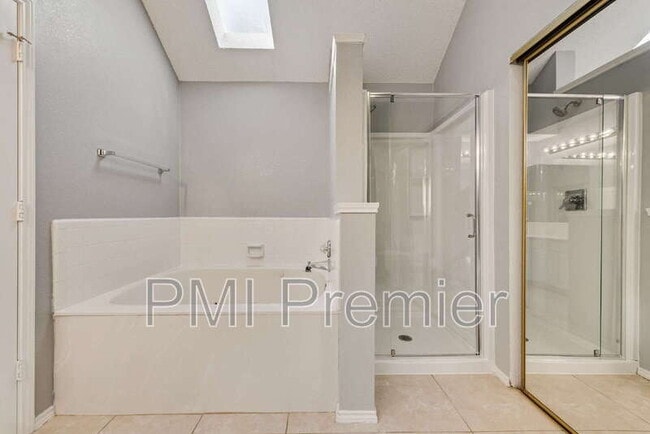 Building Photo - 1220 Royal Crescent Dr