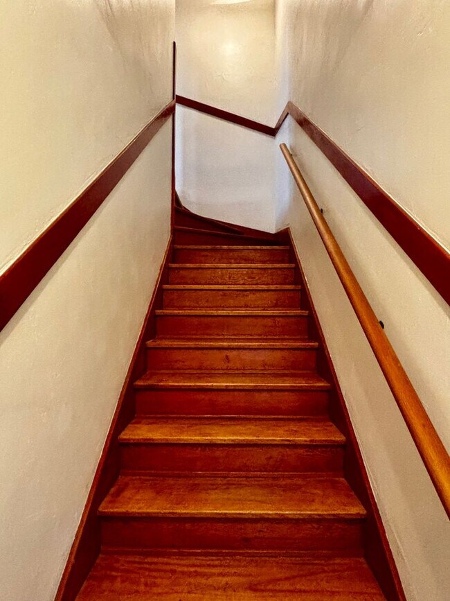 Building Photo - Large 1 bedroom 1 bath located in Golden Hill