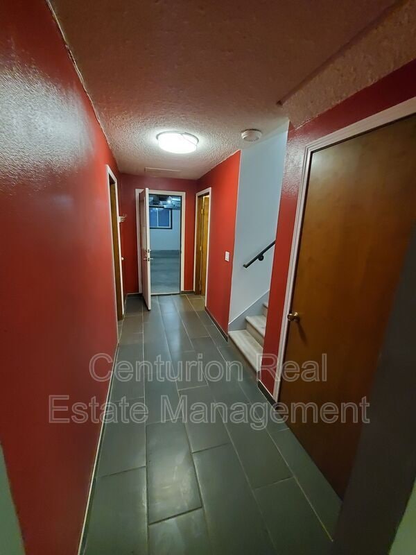 Building Photo - 869 Meadowlawn Dr SE