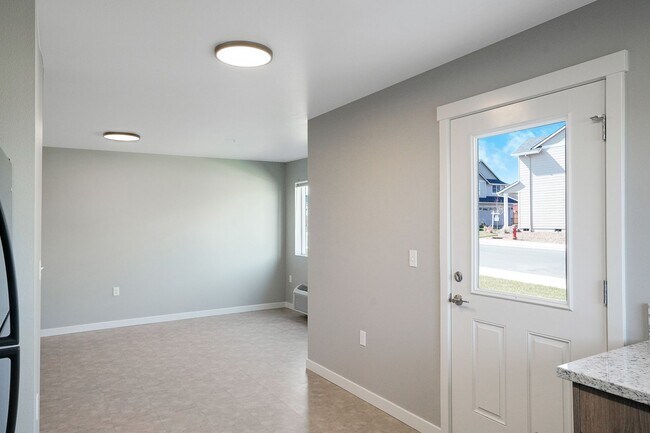 Building Photo - 2Bd/2Ba 2nd Story Apartment Unit - Available Now!