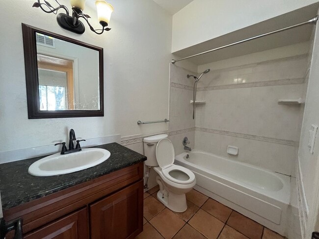 Building Photo - 4 bedroom 2 bath home centrally located