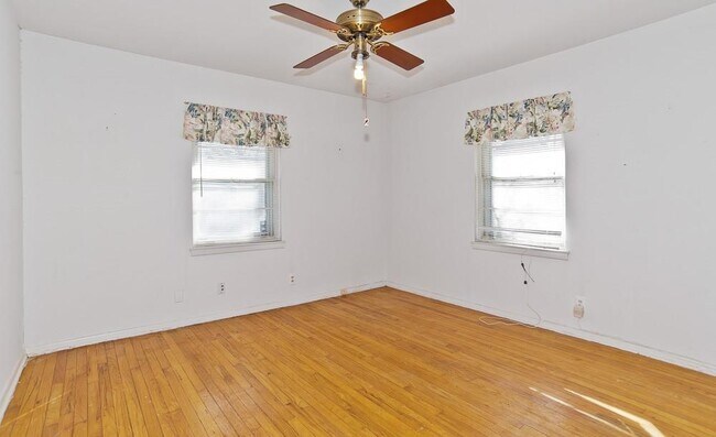 Building Photo - 2442 Oates Dr
