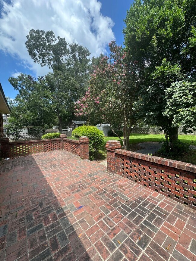 Building Photo - 4 Bed 2 Bath Brick House