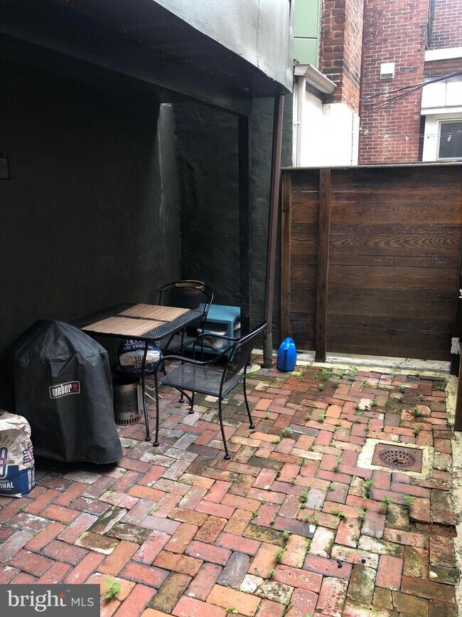 Building Photo - 338 S 16th St