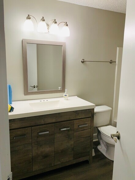 Full bath and Shower - 715 Sugar Bay Way