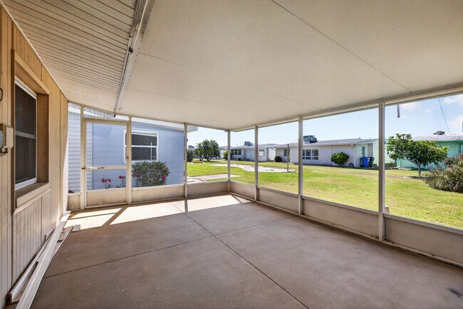 Building Photo - FULLY RENOVATED 2 BEDROOM WITH HUGE BONUS ROOM!