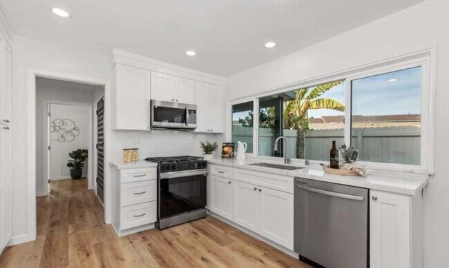 Building Photo - 3808 Vista Campana S