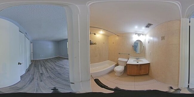 Building Photo - 3 Bedroom Condo, close to airport & shoppi...