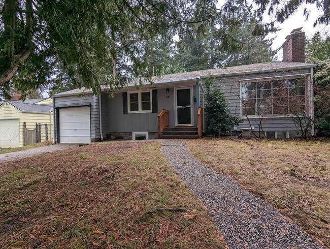 ***FREE OCTOBER RENT*** Deceptively Large... - ***FREE OCTOBER RENT***  Deceptively Large...