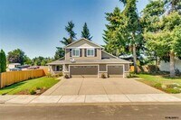 Building Photo - 537 SE Oak Grove Ave