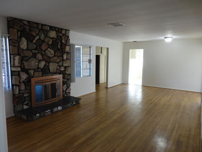 Building Photo - Move in Special!! $500 off 1st Month's Rent!!