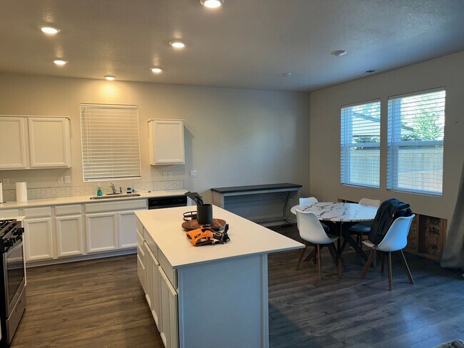 Building Photo - Pet friendly 4 bedroom 2.5 bath house!