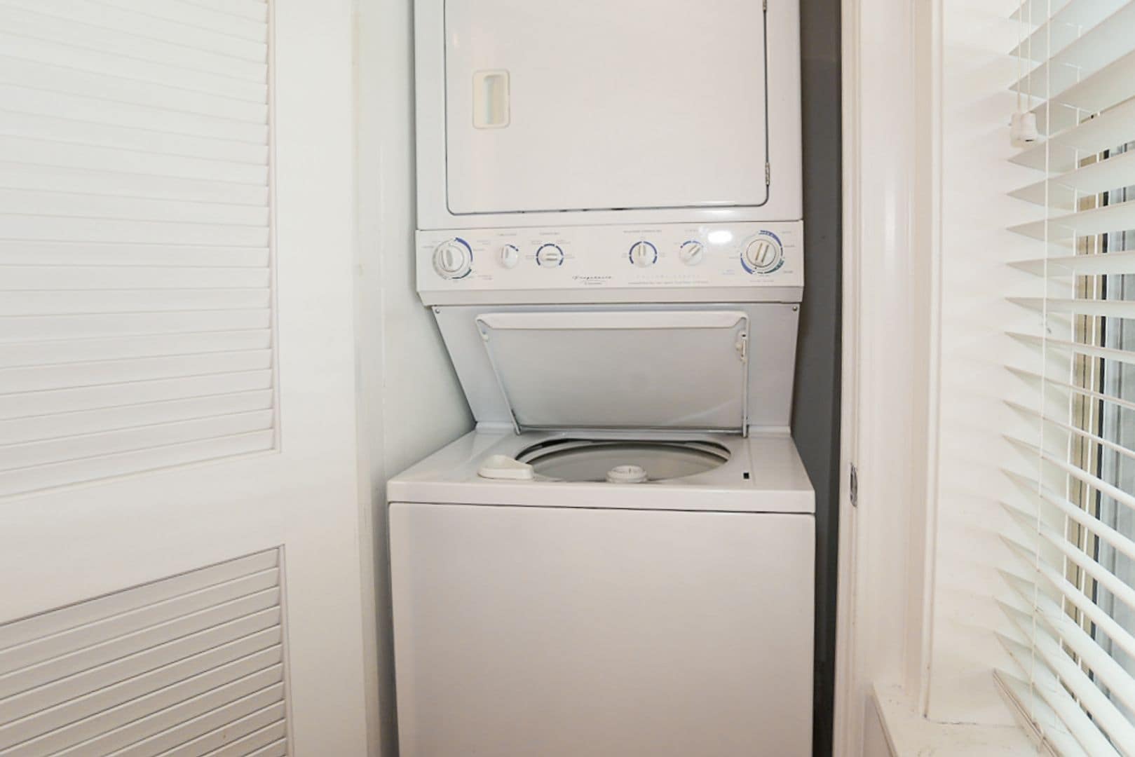 Building Photo - 1208 W Waveland Ave