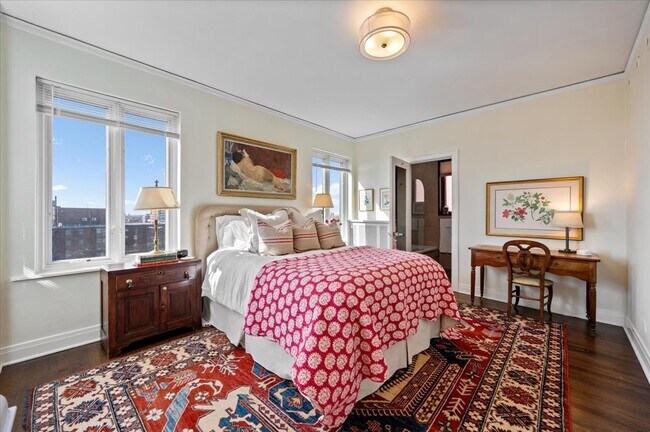 Building Photo - 2130 N Lincoln Park W