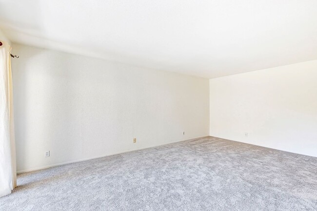 Building Photo - Rare Shorecliff Villas for rent.  2 bd / 2...