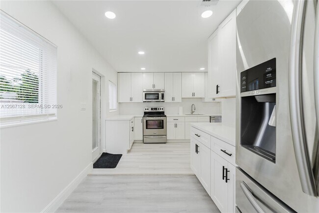 Building Photo - 481 NE 51st St