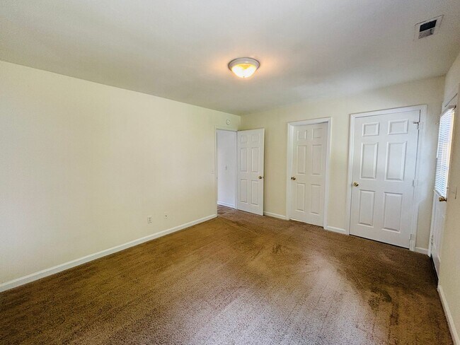 Building Photo - 840 Patrick Henry Dr