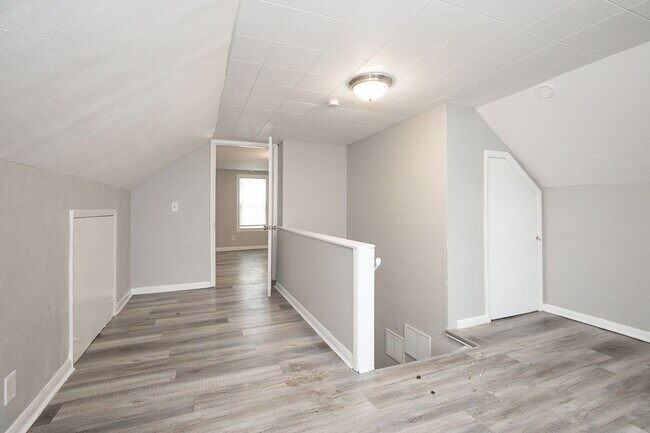 Building Photo - 3 bedroom/1 bath Single House!