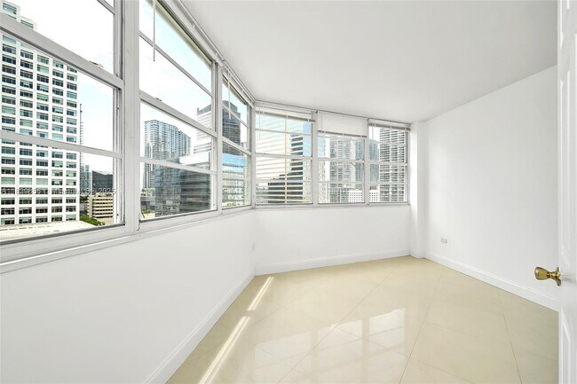 Building Photo - 801 Brickell Bay Dr