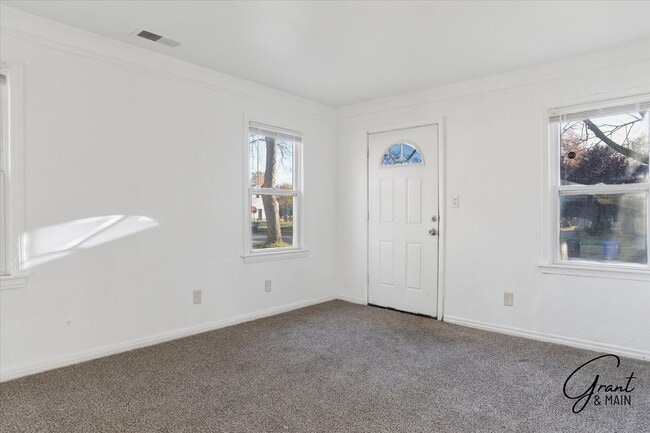 Building Photo - $1,100/month - 2 Bed 1 Bath