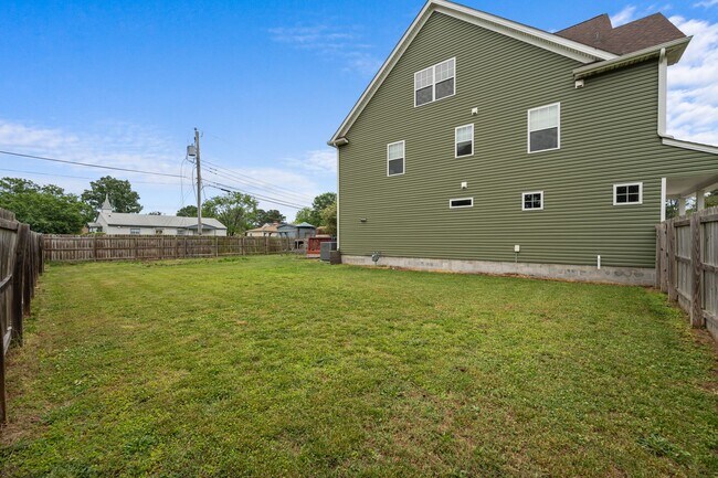 Building Photo - Spacious 6-Bedroom Home with Private Backy...