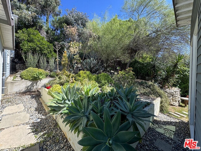 Building Photo - 3050 Knob Dr