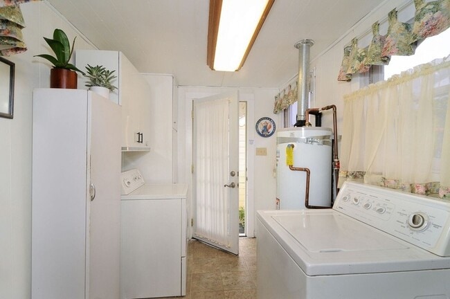 Building Photo - 2209 D St